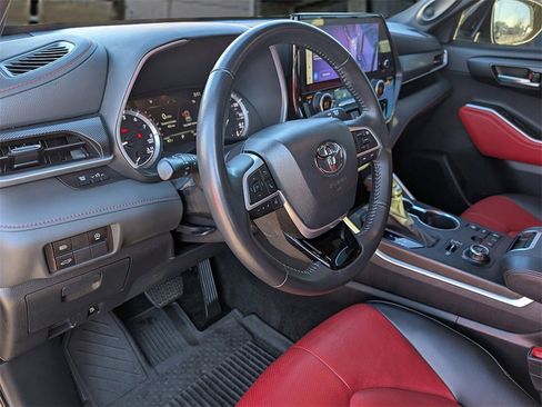 Used 2023 Toyota Highlander XSE image 8