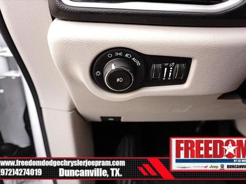 Certified 2024 Chrysler Pacifica Touring-L image 28