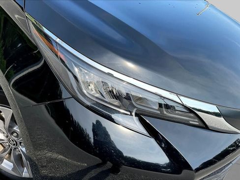 Used 2025 Toyota Sienna XLE FWD image 28