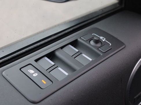 Certified 2025 Land Rover Discovery S image 13