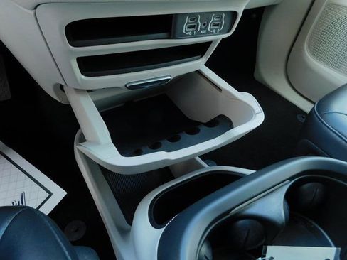 Used 2024 Chrysler Pacifica Select image 12