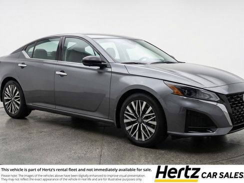 Used 2025 Nissan Altima 2.5 SV image 1