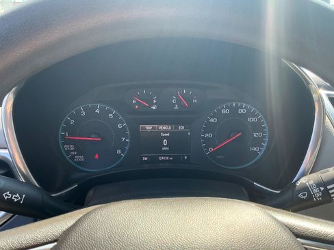Used 2018 Chevrolet Equinox LS FWD image 11