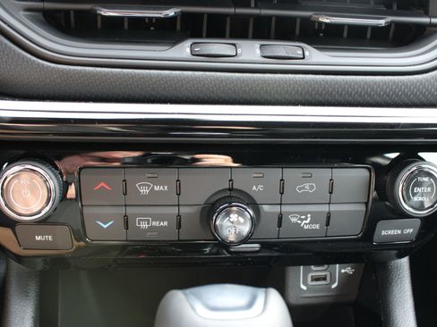 New 2026 Jeep Compass Latitude image 33