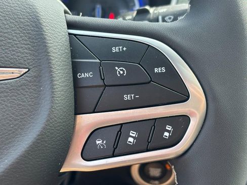 Used 2026 Chrysler Pacifica Limited FWD image 19