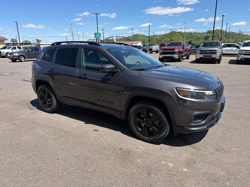 Used 2020 Jeep Cherokee Latitude Plus AWD/4WD image 3