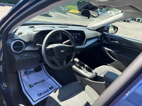 Used 2024 Chevrolet Trax LS w/ LS Convenience Package FWD image 10