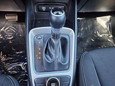 Certified 2025 Hyundai Venue SEL image 17