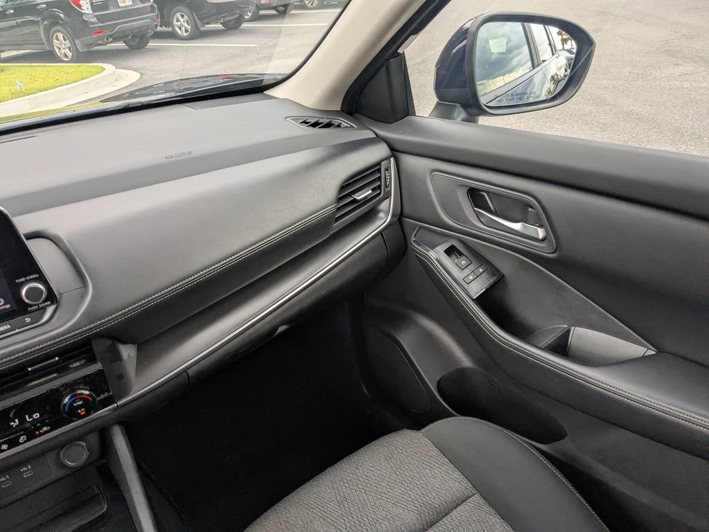 Used 2024 Nissan Rogue SV AWD/4WD image 16