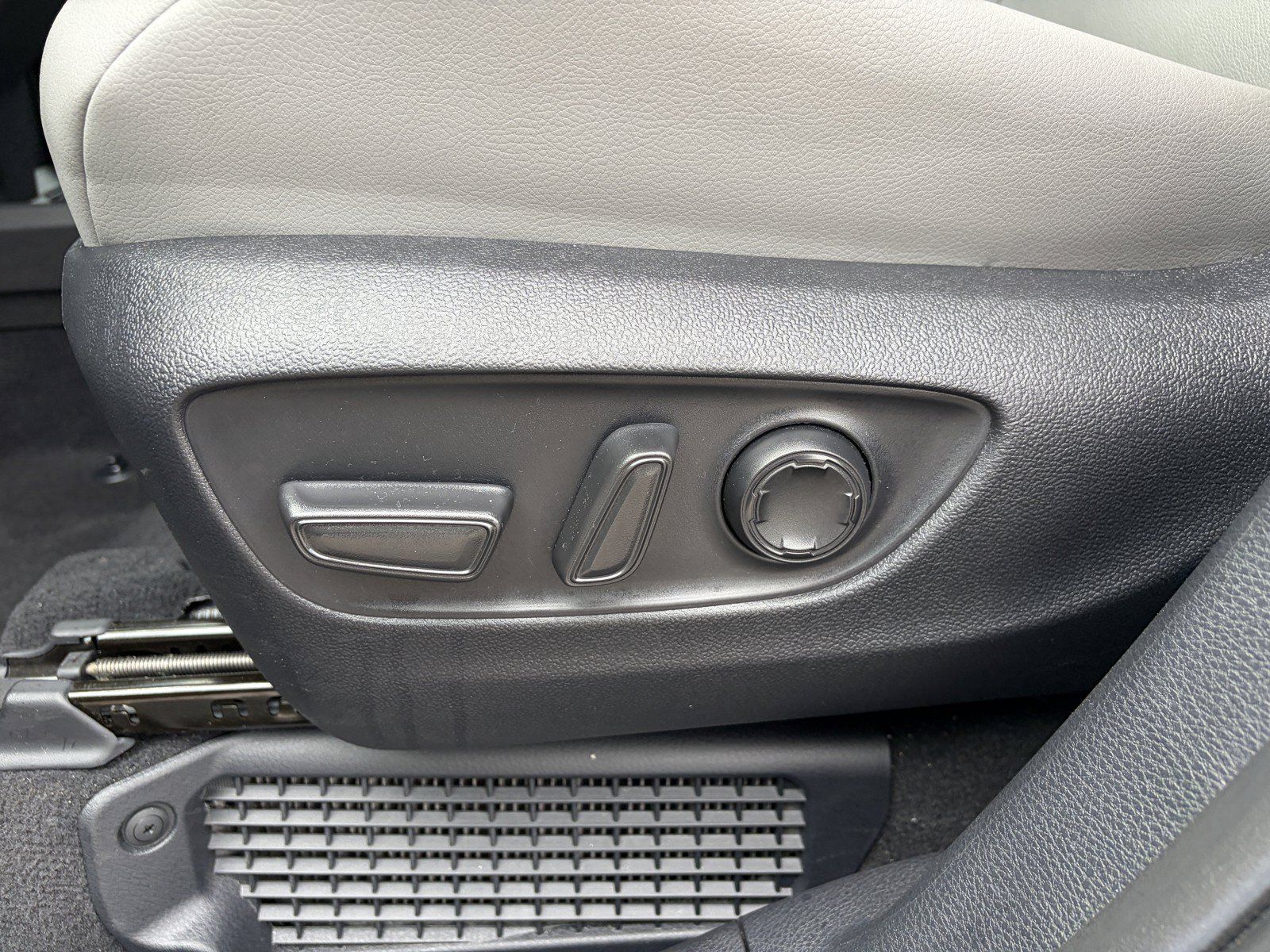 Used 2026 Toyota Sienna XLE FWD image 14