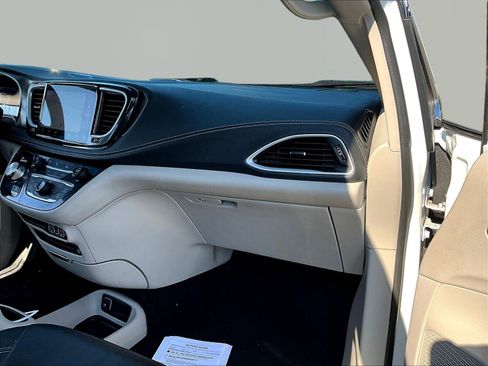 Used 2022 Chrysler Pacifica Touring-L w/ Uconnect Theater Family Group FWD image 24