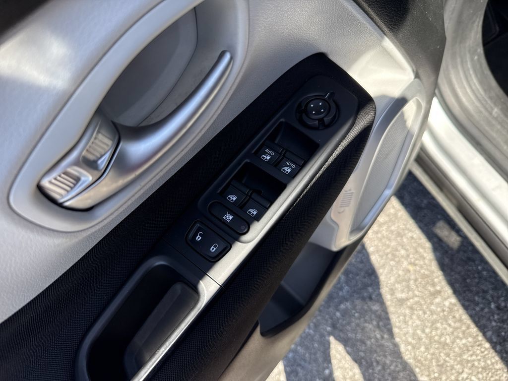 Used 2018 Jeep Renegade Latitude FWD image 18