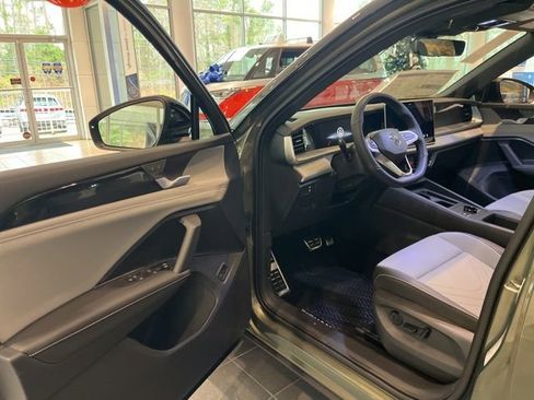 New 2026 Volkswagen Tiguan SE R-Line image 3