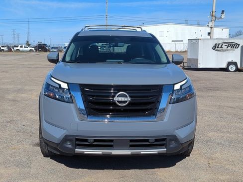 Used 2023 Nissan Pathfinder Platinum image 2