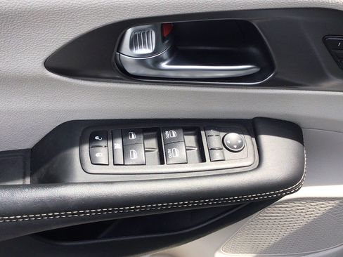 Certified 2024 Chrysler Pacifica Touring-L FWD image 10