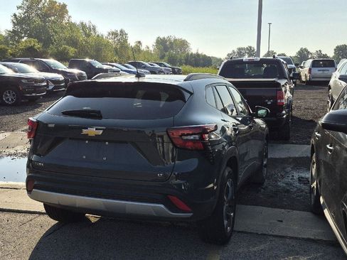 Used 2025 Chevrolet Trax LT w/ Driver Confidence Package FWD image 3