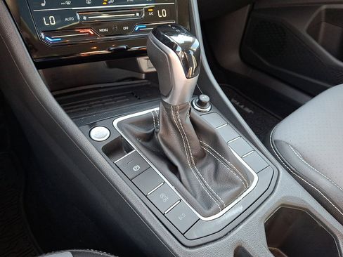Used 2025 Volkswagen Jetta SE w/ Sunroof Package FWD image 15