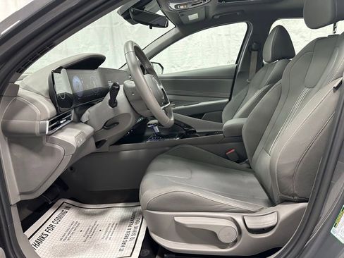 Used 2025 Hyundai Elantra SEL FWD image 14