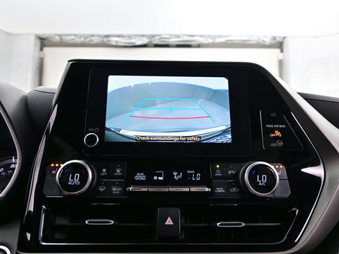 Used 2023 Toyota Highlander XLE AWD/4WD image 20