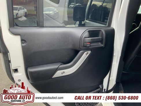 Used 2012 Jeep Wrangler Unlimited Sahara w/ Connectivity Group AWD/4WD image 8