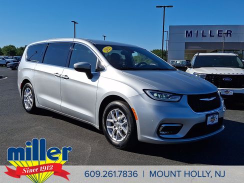 Used 2023 Chrysler Pacifica Touring FWD image 1