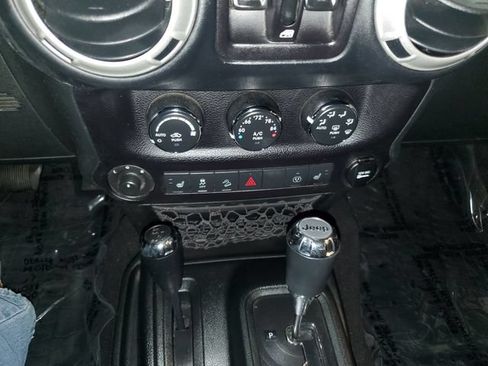 Used 2018 Jeep Wrangler Unlimited Sahara w/ Connectivity Group AWD/4WD image 19