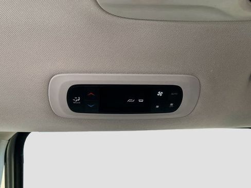 Used 2023 Chrysler Pacifica Touring-L FWD image 24