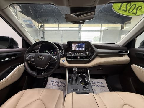 Used 2021 Toyota Highlander XLE AWD/4WD image 13