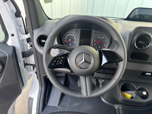 Used 2025 Mercedes-Benz Sprinter 2500 image 22