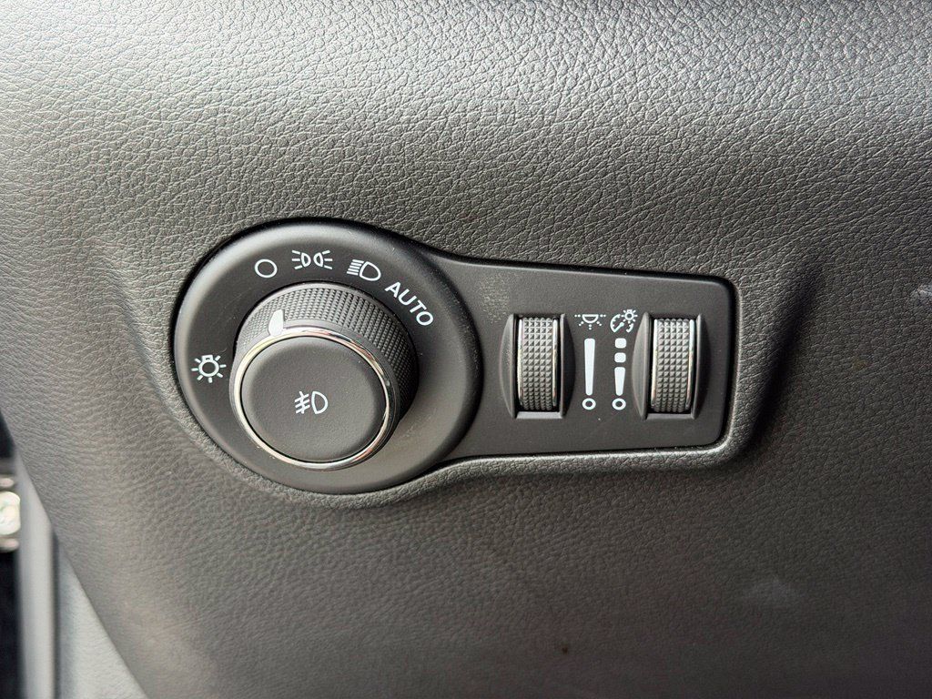 Used 2025 Jeep Compass Limited AWD/4WD image 13
