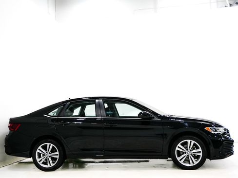 Used 2024 Volkswagen Jetta SE FWD image 4