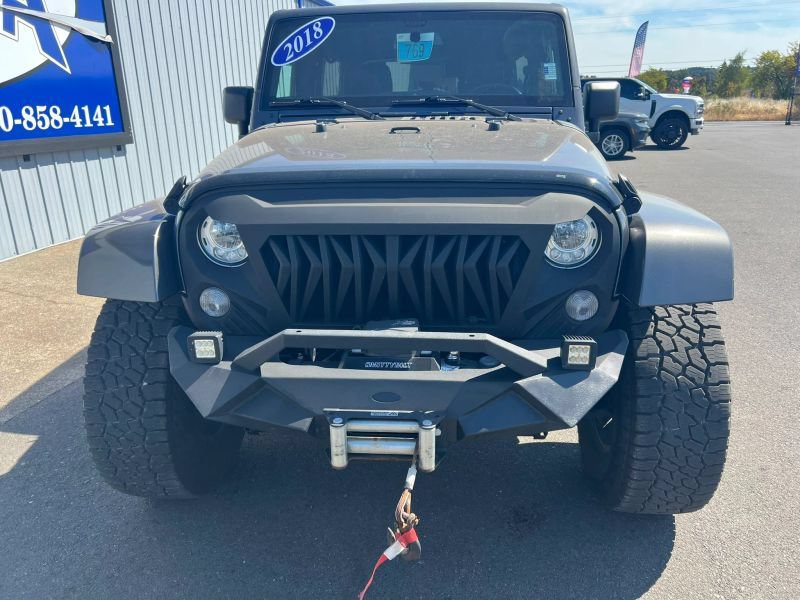 Used 2018 Jeep Wrangler Unlimited Sahara w/ Dual Top Group AWD/4WD image 3