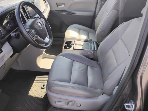 Used 2017 Toyota Sienna XLE AWD/4WD image 9