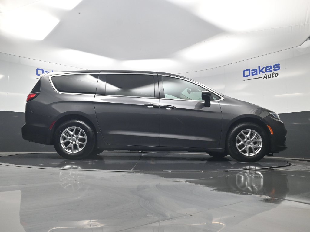 Used 2023 Chrysler Pacifica Touring-L FWD image 44