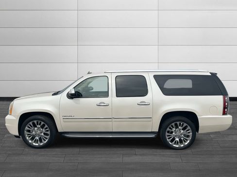 Used 2010 GMC Yukon XL Denali image 2