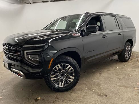 Used 2025 Chevrolet Suburban Z71 image 1