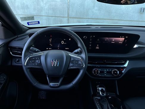 Used 2025 Buick Envista Sport Touring image 13