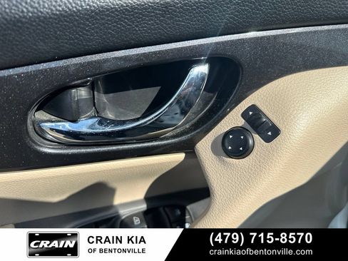 Used 2017 Nissan Rogue SV w/ SV Premium Package FWD image 14