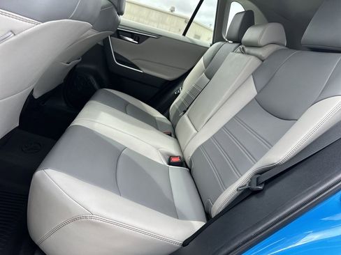 Used 2021 Toyota RAV4 XLE Premium image 29