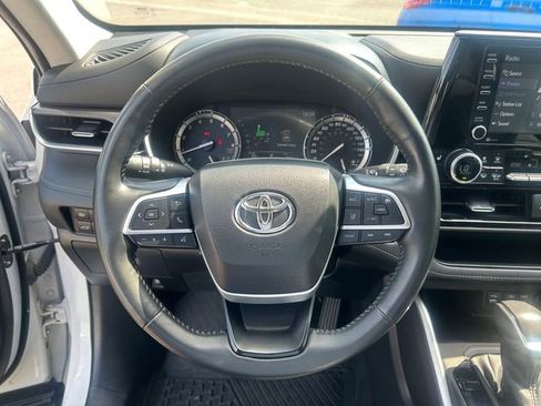 Used 2022 Toyota Highlander XLE image 12
