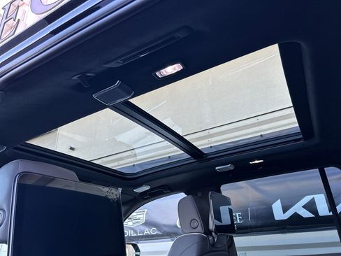 Certified 2025 Cadillac Escalade V w/ LPO, ONYX Package AWD/4WD image 18