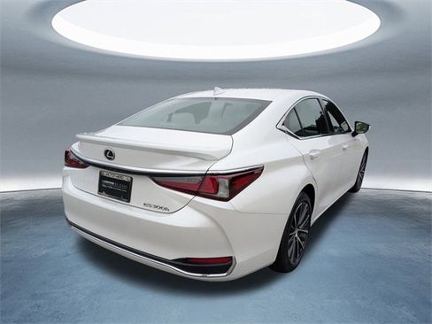 Certified 2023 Lexus ES 300h w/ Premium Package image 4