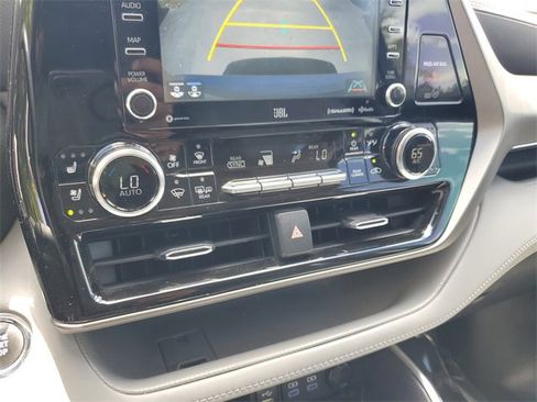 Used 2022 Toyota Highlander Limited image 24