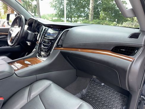 Used 2020 Cadillac Escalade 2WD image 37