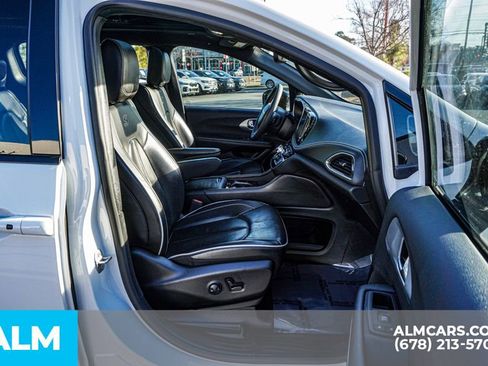 Used 2025 Chrysler Pacifica Limited image 27