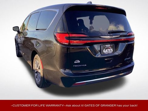 Used 2023 Chrysler Pacifica Touring-L FWD image 6