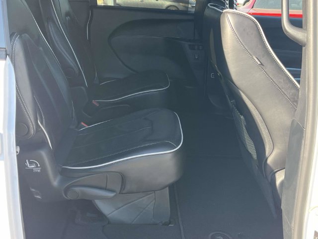 Used 2025 Chrysler Pacifica Limited FWD image 24