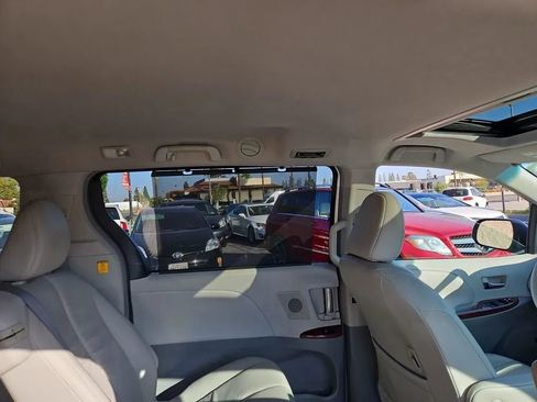 Used 2011 Toyota Sienna XLE image 22