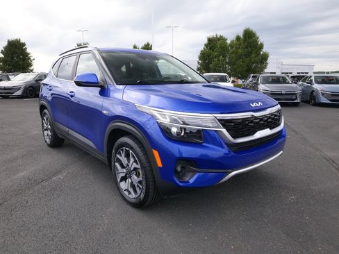 Used 2022 Kia Seltos EX AWD/4WD image 2