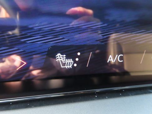 Used 2025 Chevrolet Traverse LT image 27